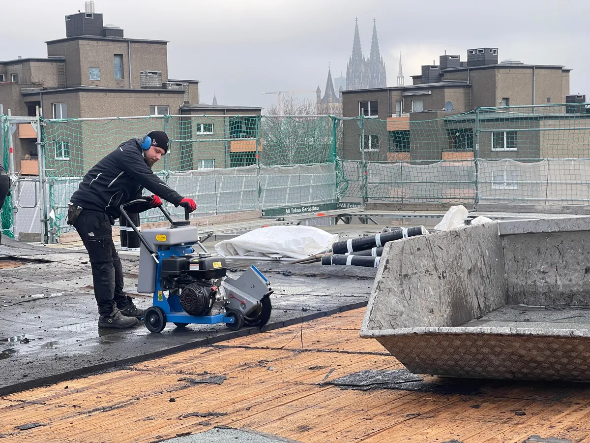 Arbeiten auf einem Flachdach in Köln.
